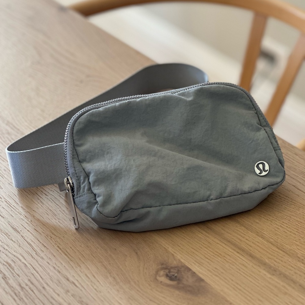 Lululemon Everywhere Belt Bag 1L, Silver